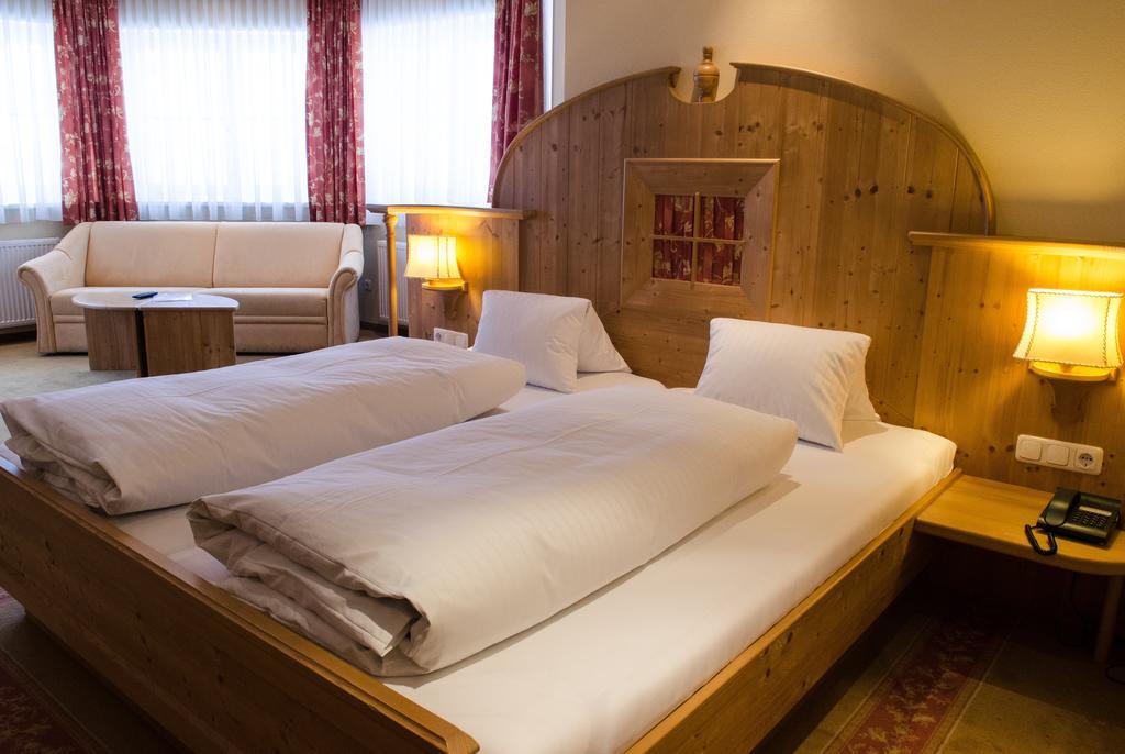 Alpin Panoramahotel Laerchenhof Heiligenblut Ruang foto